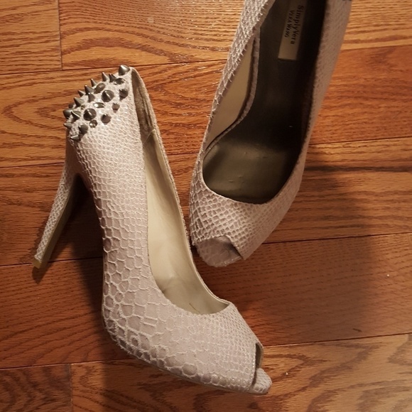 Vera WANG studded heels. - Picture 1 of 9